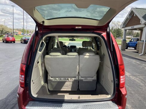 Used 2009 Chrysler Town & Country Limited w/ Entertainment Group #3 FWD image 21