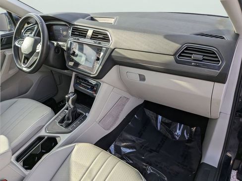 Used 2023 Volkswagen Tiguan SE w/ Panoramic Sunroof Package FWD image 10