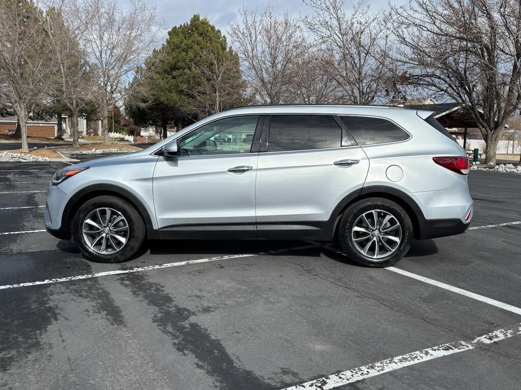 Used 2017 Hyundai Santa Fe SE FWD image 2