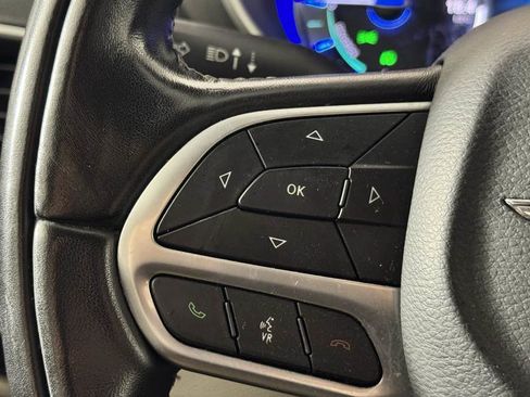 Used 2022 Chrysler Pacifica Touring-L w/ Uconnect Theater Family Group FWD image 18