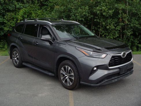 Used 2022 Toyota Highlander XLE AWD/4WD image 3