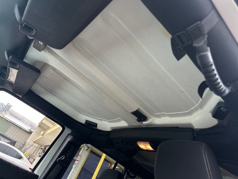 Used 2017 Jeep Wrangler Unlimited Sahara w/ Connectivity Group image 19