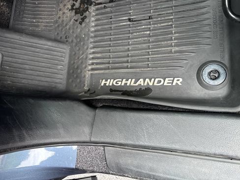 Used 2019 Toyota Highlander LE AWD/4WD image 22