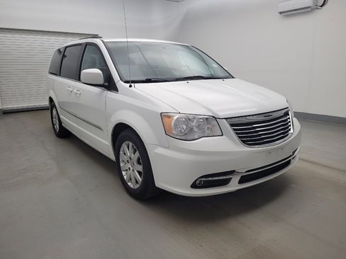 Used 2016 Chrysler Town & Country Touring image 13