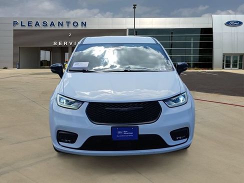 Used 2024 Chrysler Pacifica Limited FWD image 8
