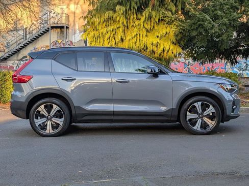 Used 2023 Volvo XC40 Recharge Plus image 8