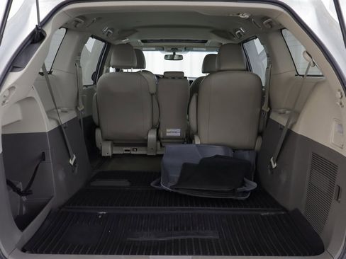 Used 2017 Toyota Sienna XLE image 19