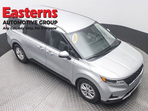 Used 2022 Kia Carnival LX image 3