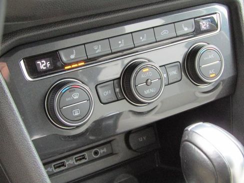 Used 2019 Volkswagen Tiguan SE image 19