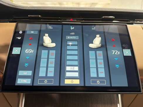 Used 2025 Land Rover Range Rover SE image 32