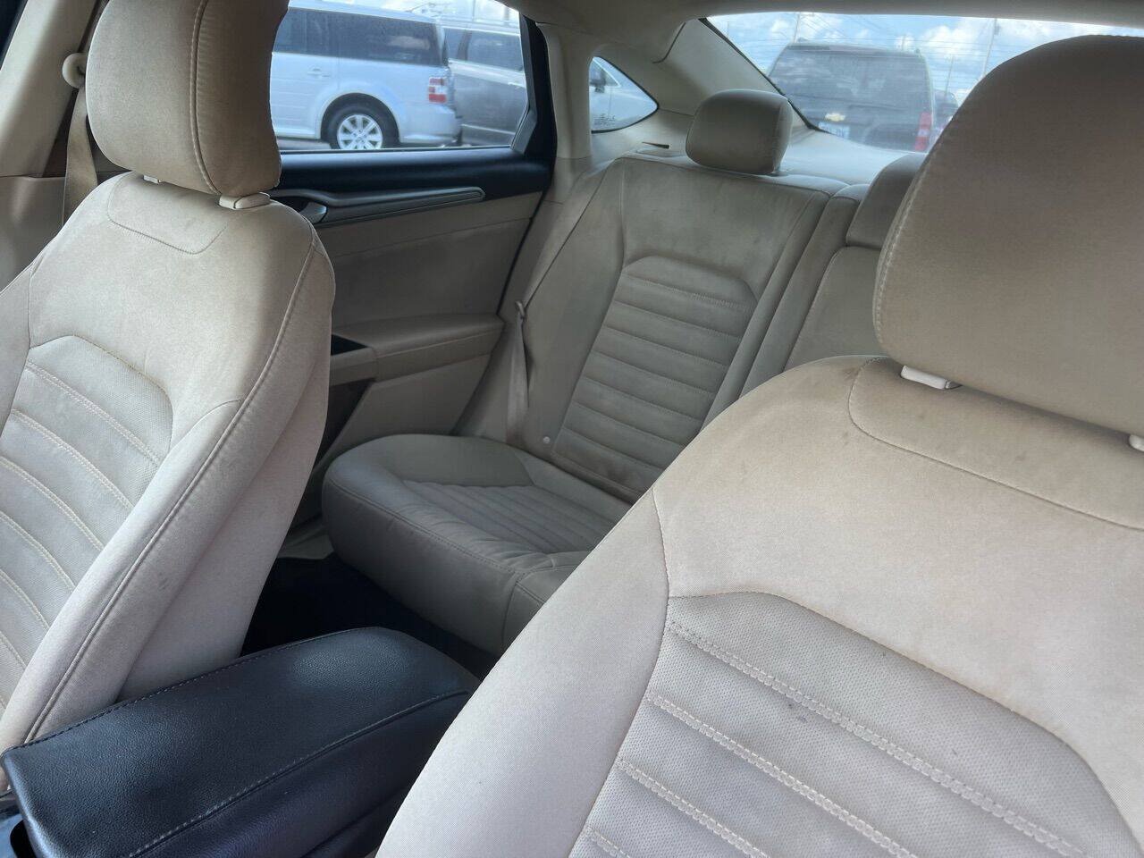 Used 2015 Ford Fusion SE FWD image 15