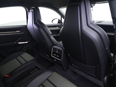 Used 2025 Porsche Cayenne Turbo GT image 17