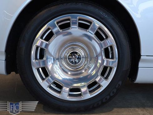 Used 2017 Rolls-Royce Phantom Drophead Coupe image 45