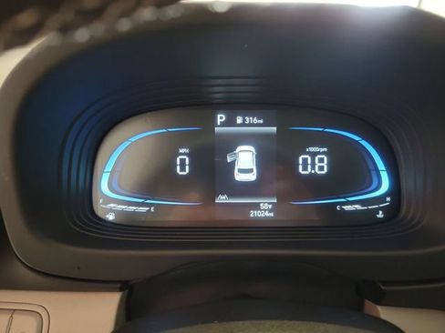 Used 2025 Hyundai Venue SEL image 15