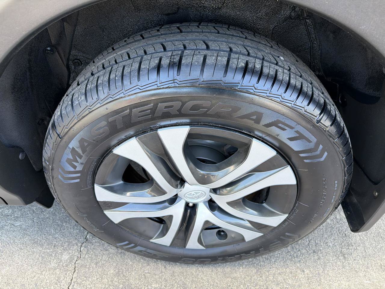 Used 2018 Toyota RAV4 LE w/ All Weather Liner Package AWD/4WD image 16