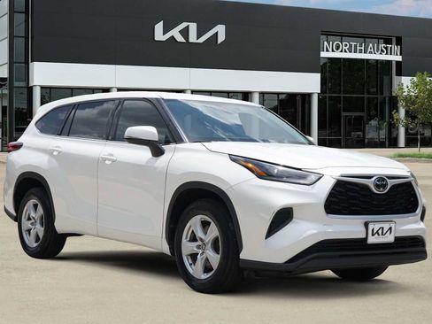 Used 2021 Toyota Highlander L FWD image 6