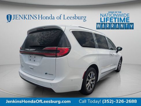 Used 2023 Chrysler Pacifica Pinnacle FWD image 3