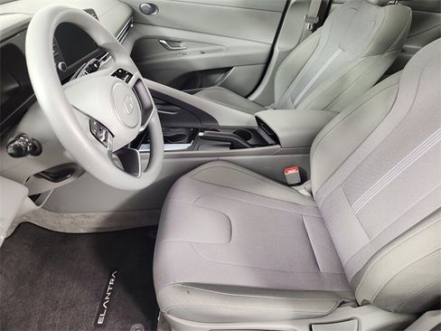 Certified 2025 Hyundai Elantra SE image 10
