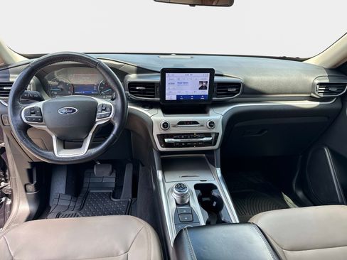 Used 2022 Ford Explorer XLT w/ Equipment Group 202A AWD/4WD image 18