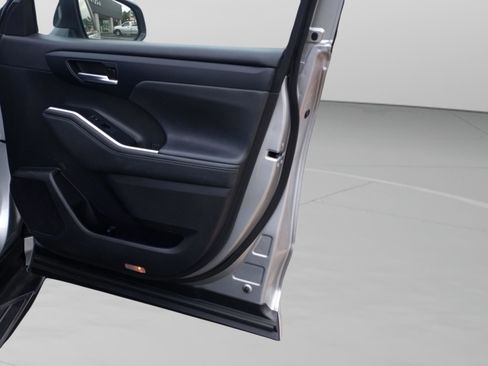 Used 2023 Toyota Highlander XLE image 39