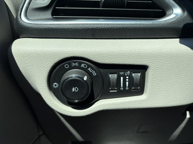 Used 2020 Chrysler Pacifica Limited w/ Tire & Wheel Group FWD image 29