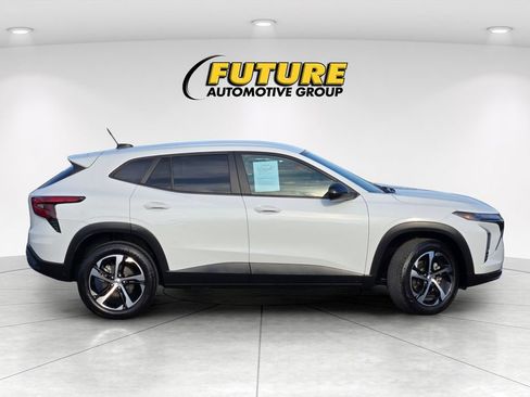 Used 2024 Chevrolet Trax RS w/ Driver Confidence Package FWD image 3