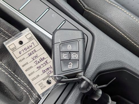 Used 2025 Volkswagen Jetta SE w/ Sunroof Package FWD image 37