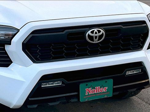 Used 2024 Toyota Tacoma TRD Off-Road image 29