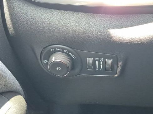 Used 2025 Jeep Compass Latitude AWD/4WD image 30