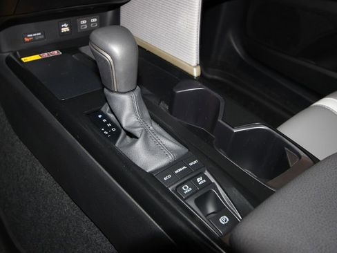 Used 2025 Toyota Camry SE image 17