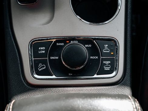 Used 2014 Jeep Grand Cherokee Overland w/ Advanced Technology Group AWD/4WD image 39