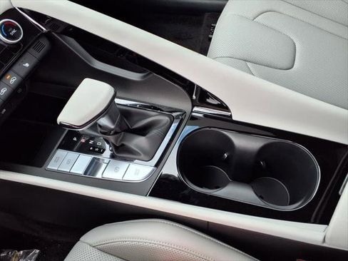 New 2025 Hyundai Elantra Limited image 24