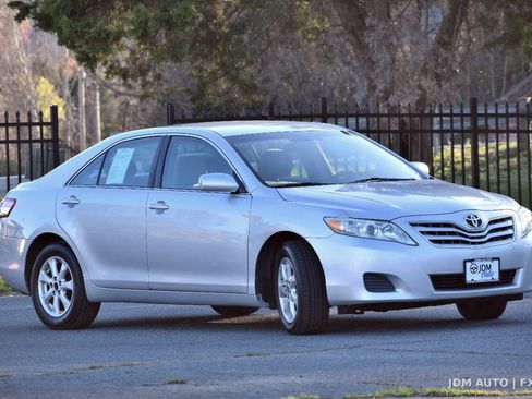 Used 2011 Toyota Camry LE w/ LE Extra-Value Pkg FWD image 4