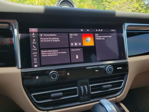 Certified 2023 Porsche Macan AWD/4WD image 19