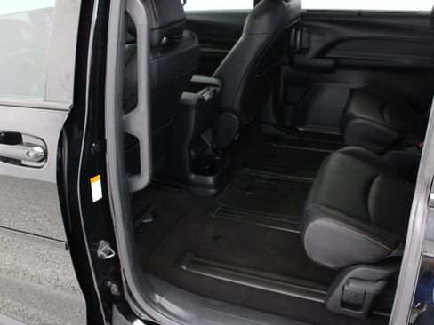 Certified 2025 Toyota Sienna XLE Woodland Edition AWD/4WD image 28