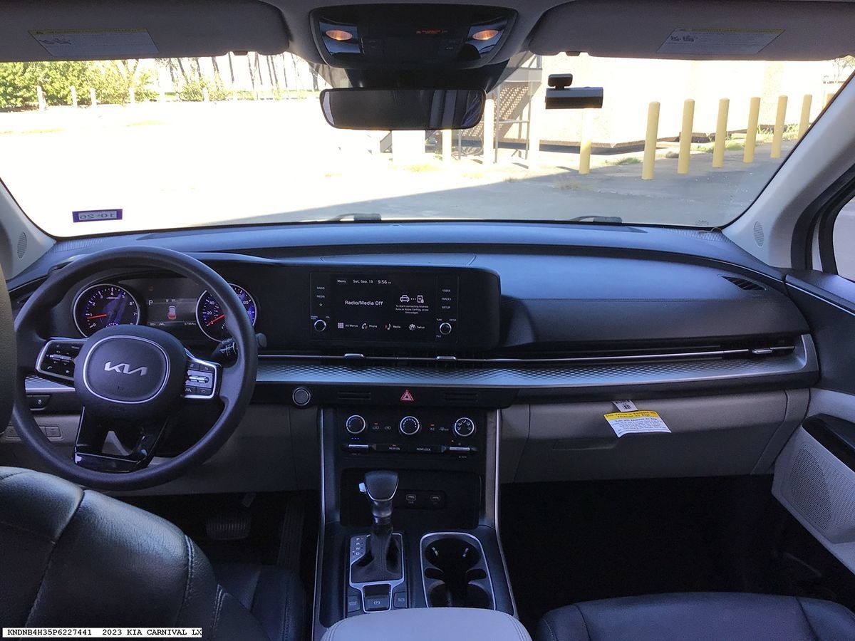 Used 2023 Kia Carnival LX FWD image 14