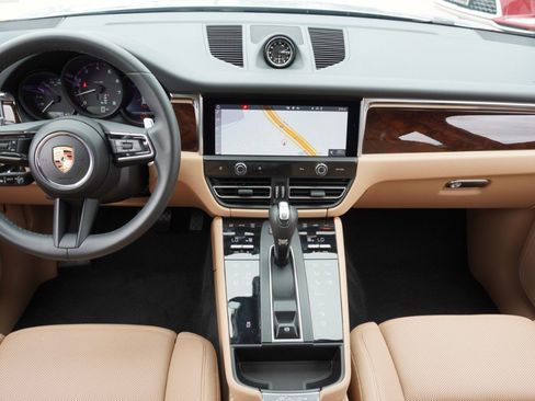 Used 2025 Porsche Macan AWD/4WD image 29
