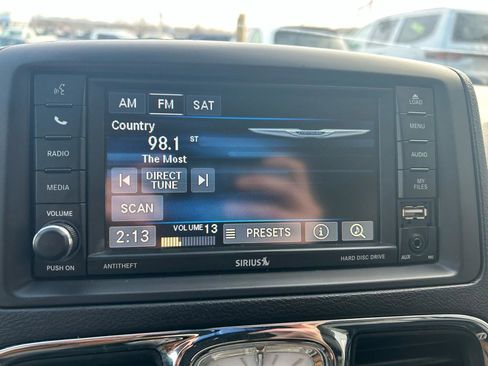 Used 2013 Chrysler Town & Country Touring-L w/ Driver Convenience Group image 22