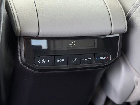 Used 2022 Toyota Highlander XLE AWD/4WD image 14