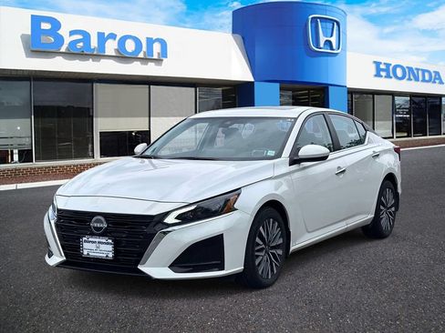 Used 2024 Nissan Altima 2.5 SV w/ SV Premium Package AWD/4WD image 2