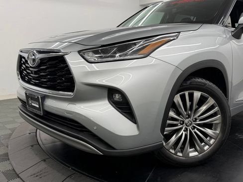 Used 2022 Toyota Highlander Platinum FWD image 4