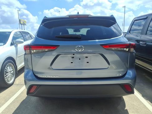 Used 2022 Toyota Highlander XLE FWD image 5