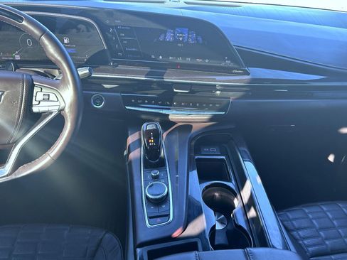 Certified 2023 Cadillac Escalade ESV Premium Luxury Platinum image 18