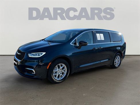 Used 2023 Chrysler Pacifica Touring-L image 3