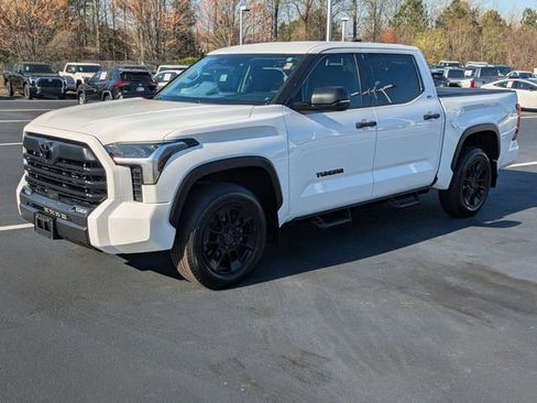 Used 2022 Toyota Tundra SR5 w/ SR5 Convenience Package AWD/4WD image 8