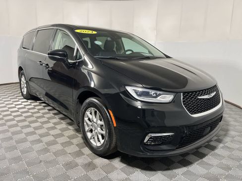 Used 2024 Chrysler Pacifica Touring-L image 2