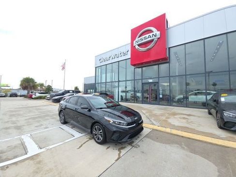 Used 2022 Kia Forte LXS image 2