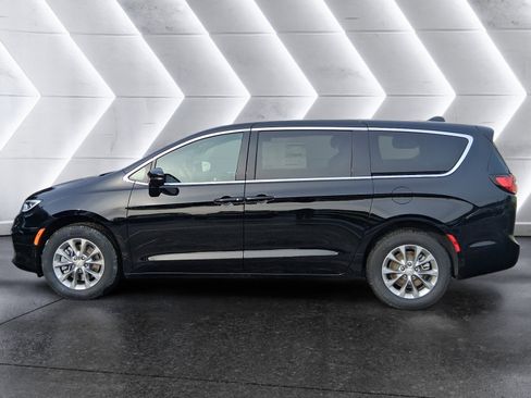New 2026 Chrysler Pacifica Select image 3