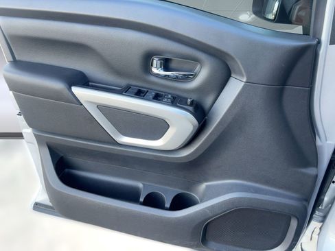 Used 2018 Nissan Titan SV w/ SV Convenience Package image 13