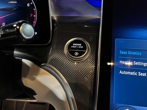 Used 2025 Mercedes-Benz GLC 300 4MATIC image 31